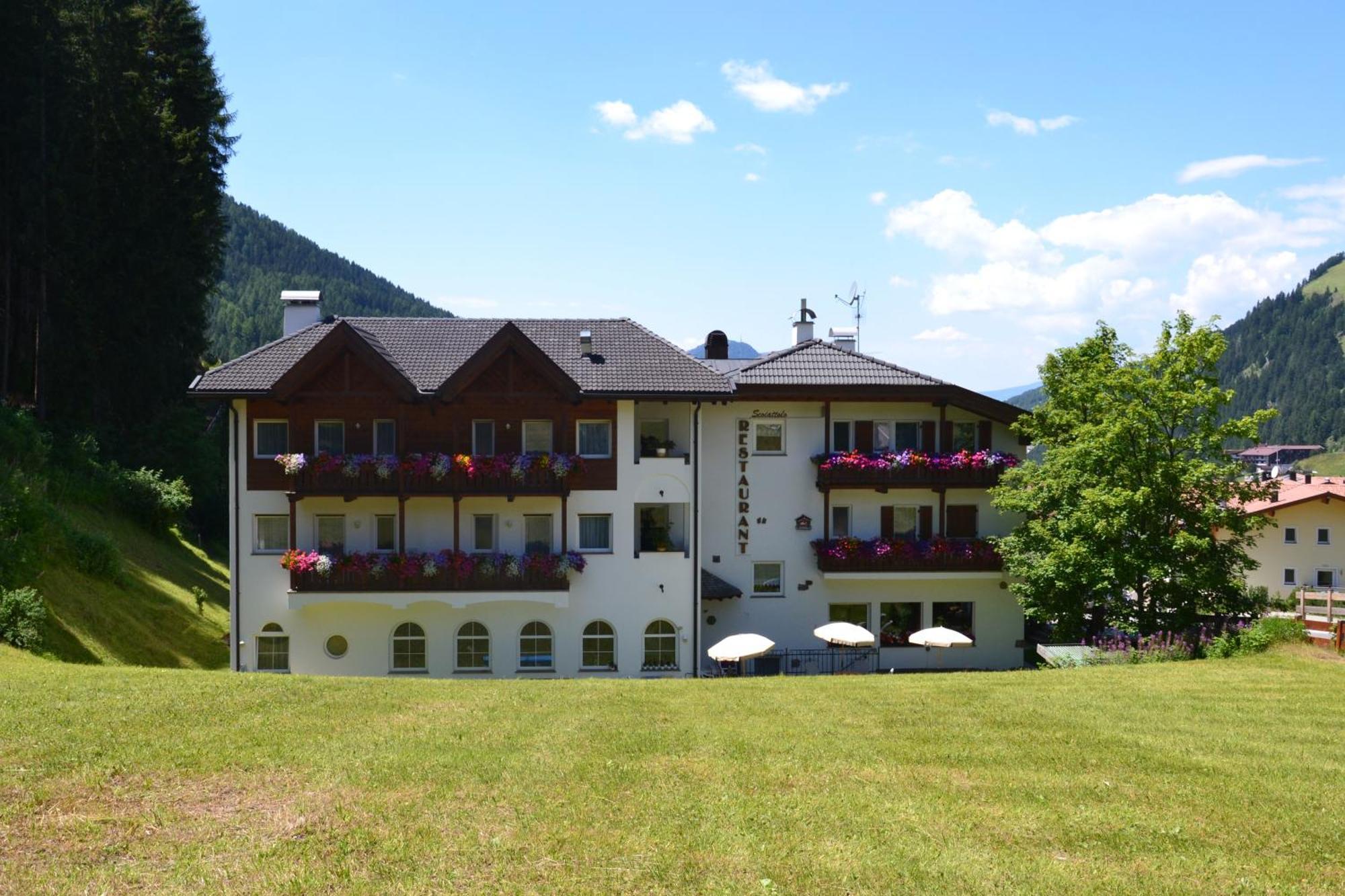 Hotel Scoiattolo Selva di Val Gardena Exterior foto