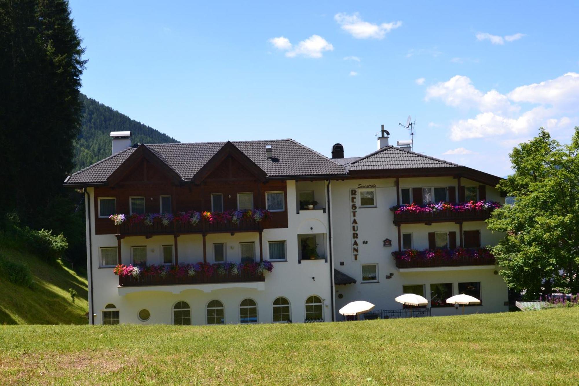 Hotel Scoiattolo Selva di Val Gardena Exterior foto